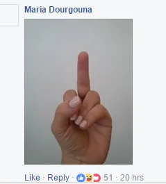 Στιγμιότυπο από σχόλιο στο Facebook με φωτογραφία που δείχνει μια άσεμνη χειρονομία.