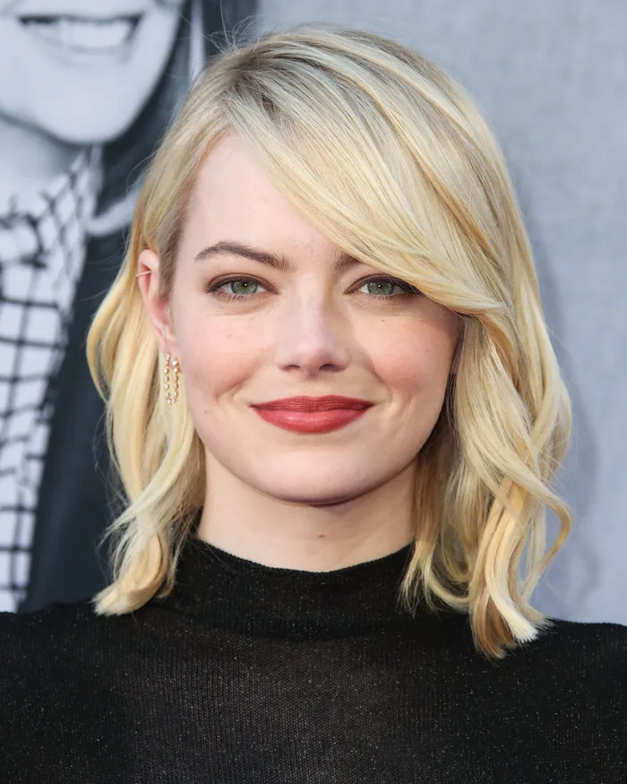 Η Emma Stone με ξανθά μαλλιά και μαύρη μπλούζα.