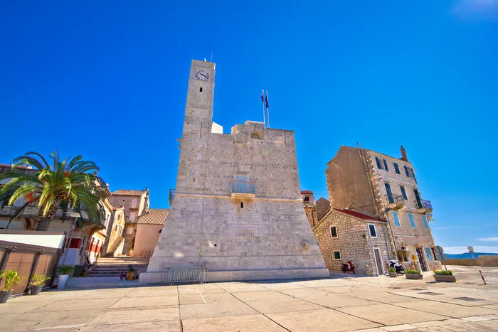 Το sequel του Mamma Mia γυρίζεται στην Κροατία, όπως φαίνεται από το ιστορικό κτίριο στην πλατεία.