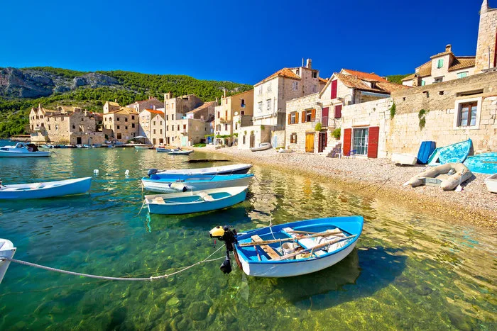 Όμορφη παραθαλάσσια κροατική πόλη με βάρκες στα νερά, όπου θα γυριστεί το sequel του Mamma Mia.