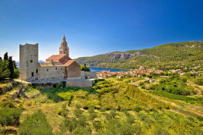 Το sequel του Mamma Mia γυρίζεται στην Κροατία, σε ένα γραφικό τοπίο με αρχαία κτίρια και θάλασσα.