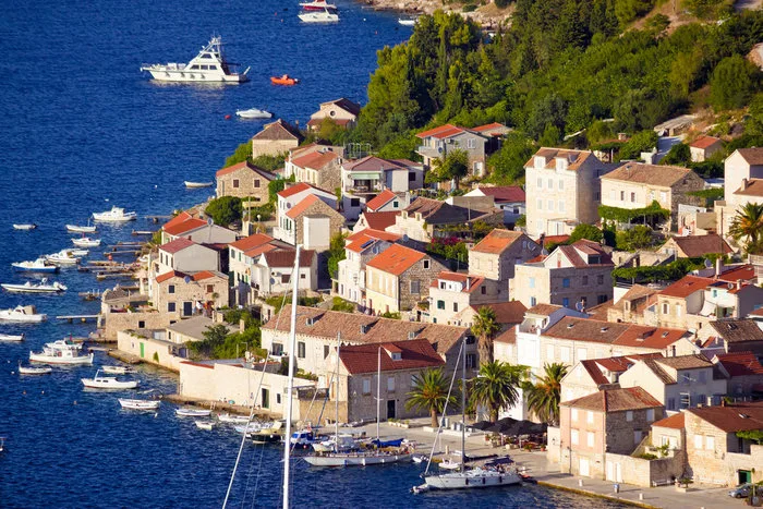 Γραφικό παραθαλάσσιο χωριό στην Κροατία, όπου γυρίστηκε το sequel του Mamma Mia, με σπίτια και σκάφη.