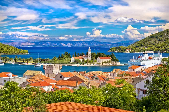 Πανοραμική άποψη της Κροατίας, όπου γυρίστηκε το sequel του Mamma Mia, με τα χαρακτηριστικά κόκκινα κεραμίδια και τη θάλασσα.