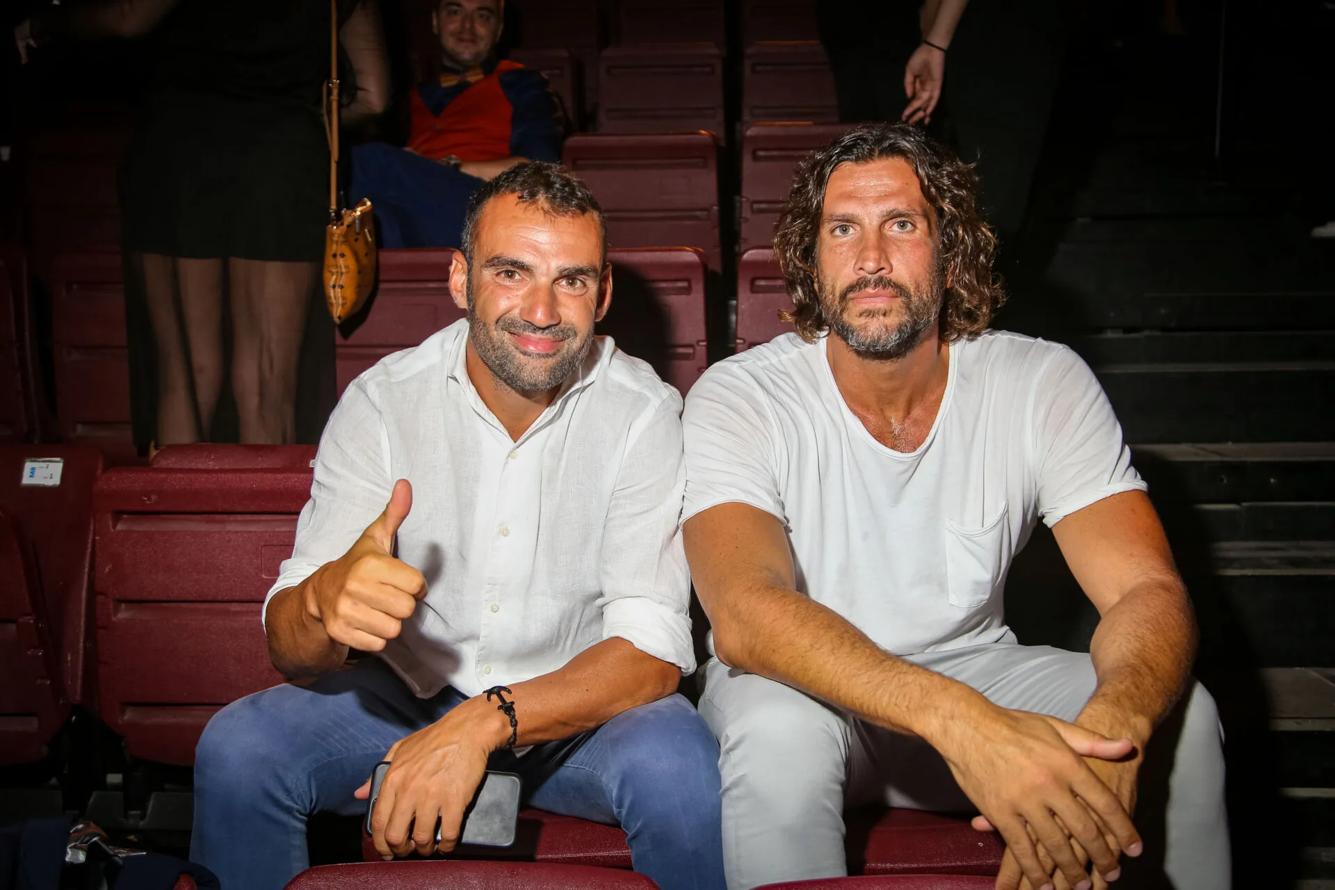 Δύο άνδρες κάθονται στις κερκίδες των Mad VMA 2017.