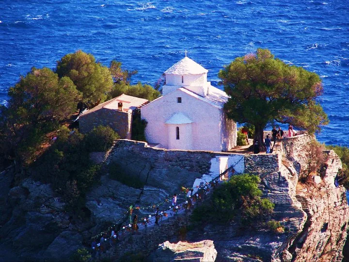 Εκκλησία σε βραχώδες τοπίο με θέα τη θάλασσα, σε αντίθεση με την Κροατία όπου γυρίζεται το sequel του Mamma Mia.