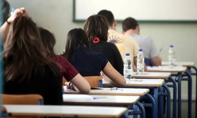 Μαθητές σε αίθουσα κατά τη διάρκεια των Πανελληνίων εξετάσεων.