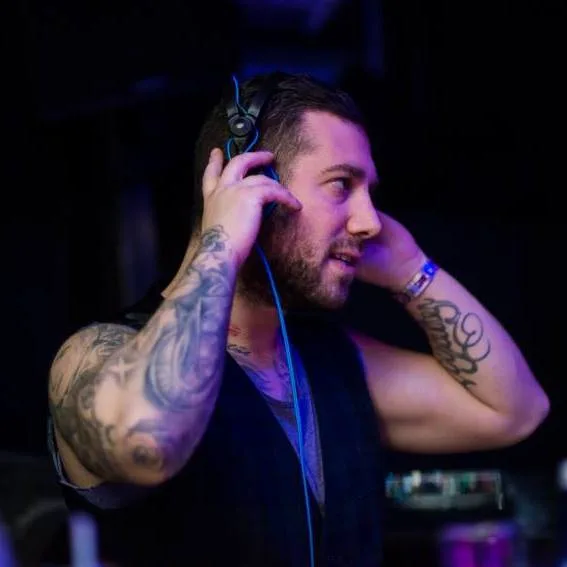 Ο Chris Child με ακουστικά σε DJ set.