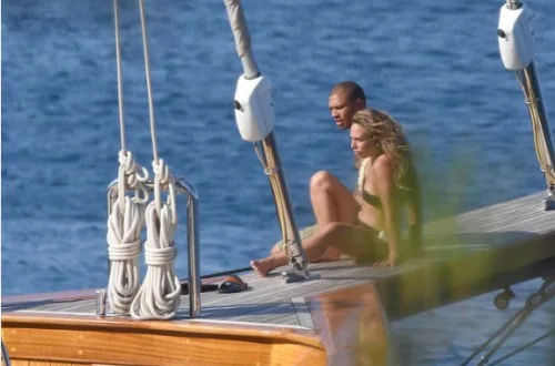 Ο «πιο sexy κατάδικος στον κόσμο» με άγνωστη γυναίκα σε σκάφος στο Αιγαίο, φήμες για απιστία.