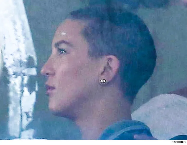 Η Kate Hudson με πολύ κοντό κούρεμα σε προφίλ.
