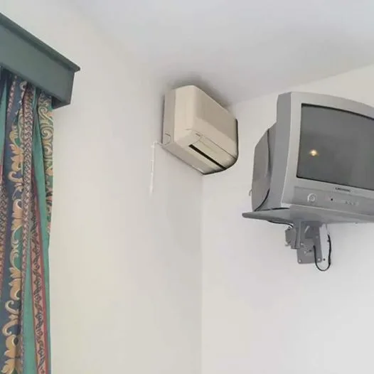 Κλιματιστικό τοποθετημένο στη γωνία δύο τοίχων σε δωμάτιο ξενοδοχείου.