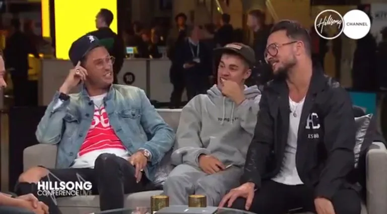Ο Justin Bieber σε συνέντευξη με δύο άλλους άνδρες σε καναπέ.