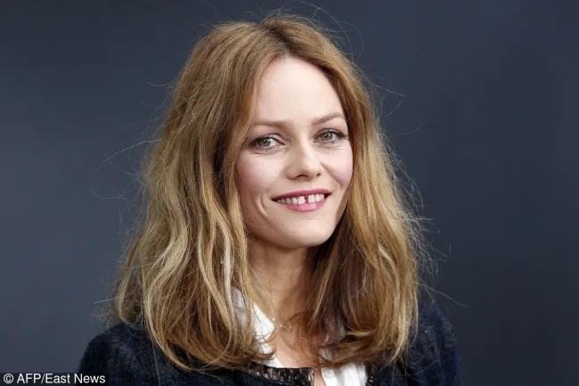 Πορτρέτο της Vanessa Paradis με ξανθά μαλλιά και χαμόγελο.