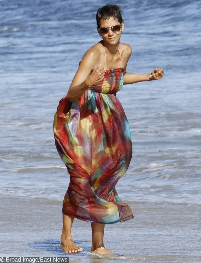 Η Halle Berry στην παραλία με πολύχρωμο φόρεμα.