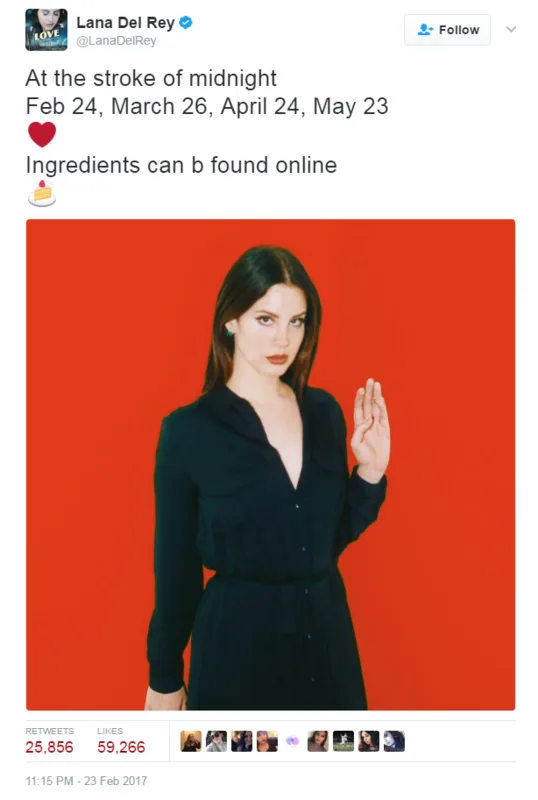 Η Lana Del Rey ποζάρει σε κόκκινο φόντο.