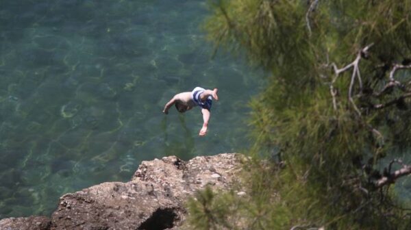 Σε αυτές τις παραλίες της αττικής ΔΕΝ πρέπει σε καμία περίπτωση να κολυμπήσεις