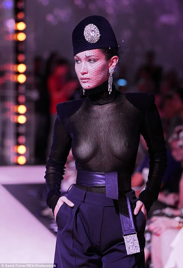 Η Bella Hadid στην πασαρέλα του Alexandre Vauthier στο Παρίσι.