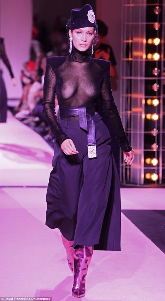 Η Bella Hadid στην πασαρέλα του Alexandre Vauthier στο Παρίσι.