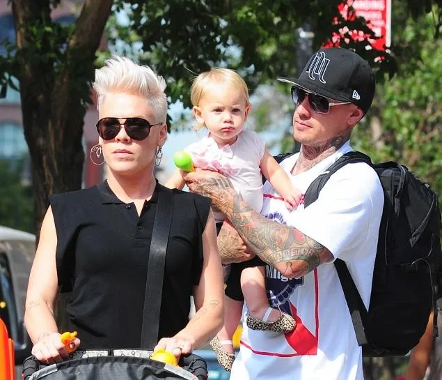 Η Pink με τον σύζυγό της Carey Hart και την κόρη τους Willow Sage Hart σε εξωτερικό χώρο.