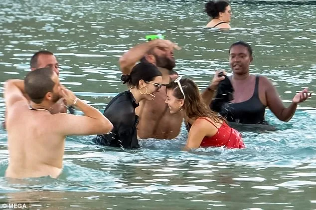 Η Kendall Jenner και η Bella Hadid στη θάλασσα στη Μύκονο.