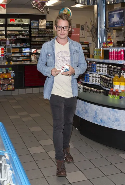 Ο Macaulay Culkin σε κατάστημα ψιλικών