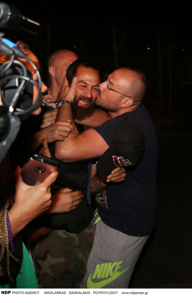 Ο Κώστας Αναγνωστόπουλος δέχεται ένα φιλί στο μάγουλο κατά την άφιξή του στο αεροδρόμιο.