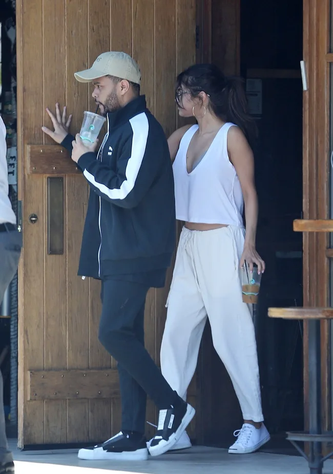 Η Selena Gomez και ο The Weeknd σε μεσημεριανή έξοδο στο Λος Άντζελες για τα 25α γενέθλια της τραγουδίστριας.