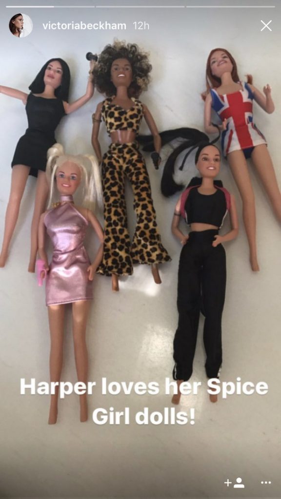 Κούκλες των Spice Girls σε λευκή επιφάνεια.