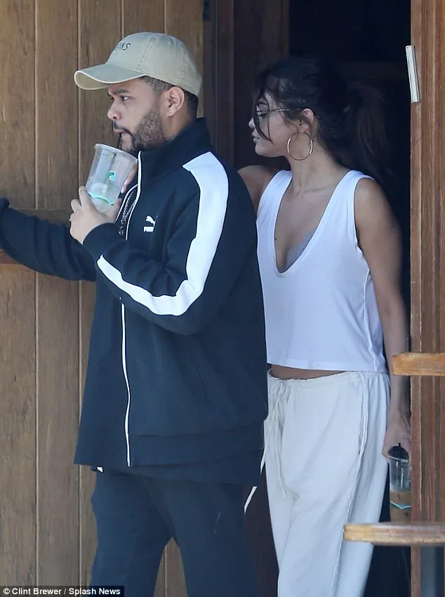Η Selena Gomez και ο The Weeknd σε εξωτερικό χώρο.