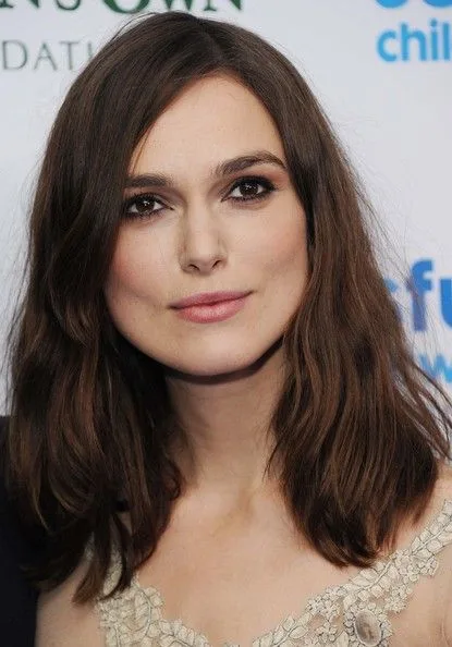Κοντινό πορτρέτο της Keira Knightley με καστανά μαλλιά.
