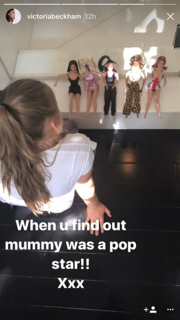 Η Harper Beckham κοιτάζει κούκλες των Spice Girls σε ανάρτηση της Victoria Beckham.
