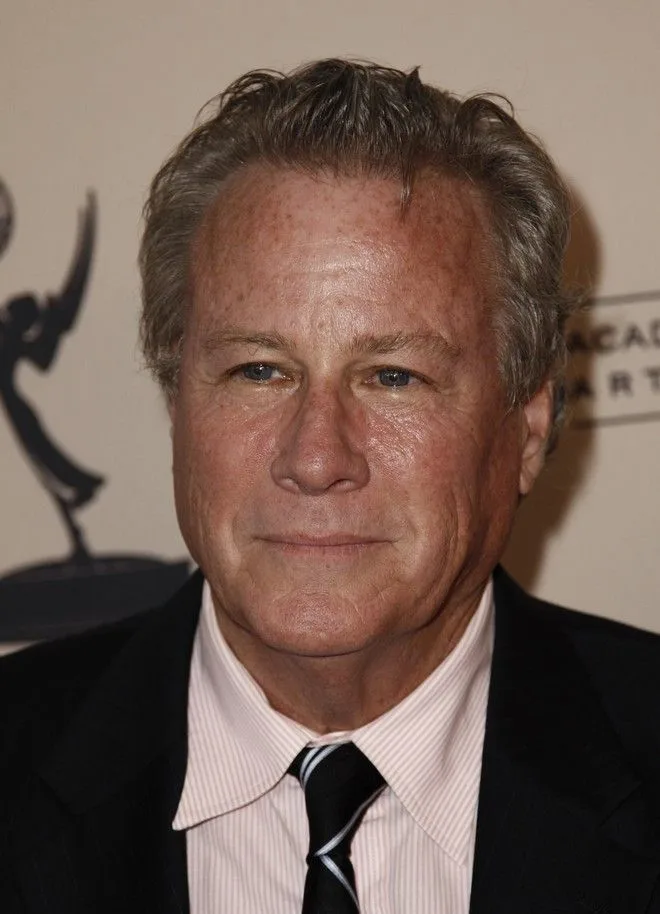 Πορτρέτο του ηθοποιού John Heard με κοστούμι.