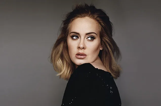 Η Adele σε πορτρέτο με μαύρο ρούχο.