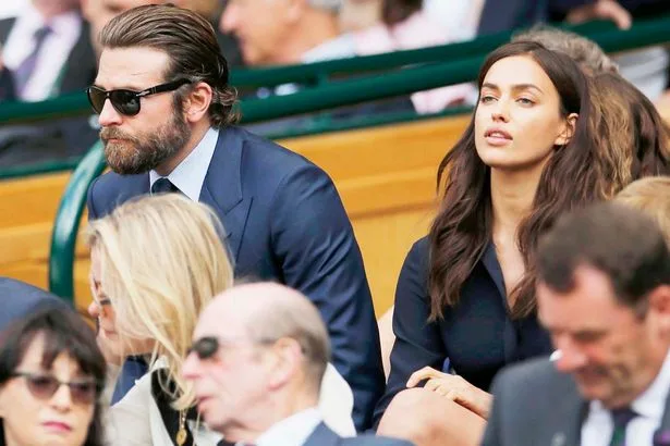 Ο Bradley Cooper και η Irina Shayk σε κερκίδες γηπέδου.
