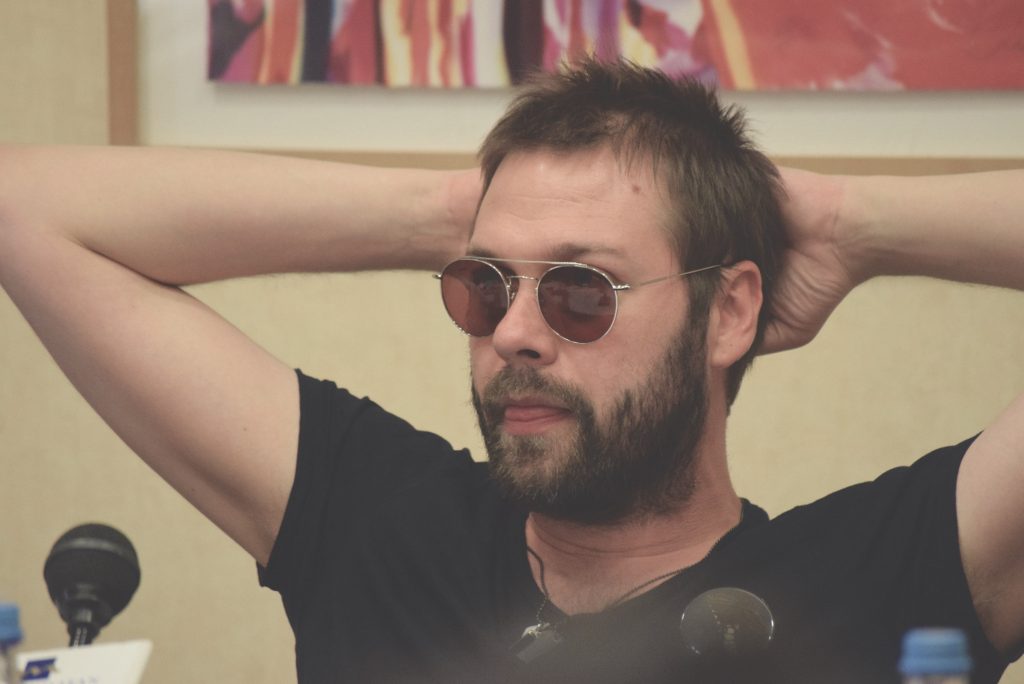 Μέλος του συγκροτήματος Kasabian σε συνέντευξη τύπου.