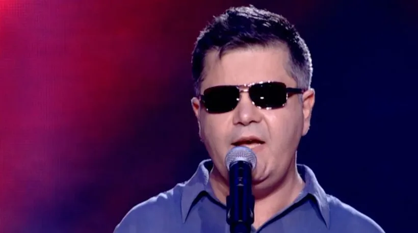 Ο Νεκτάριος Μαλλάς τραγουδάει στο The Voice.