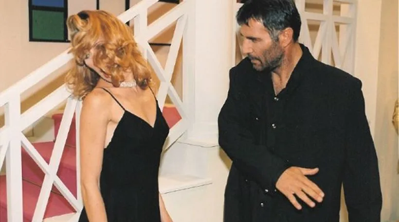 Ο Νίκος Σεργιανόπουλος και η Εβελίνα Παπούλια σε σκηνή από τη σειρά Δύο Ξένοι.