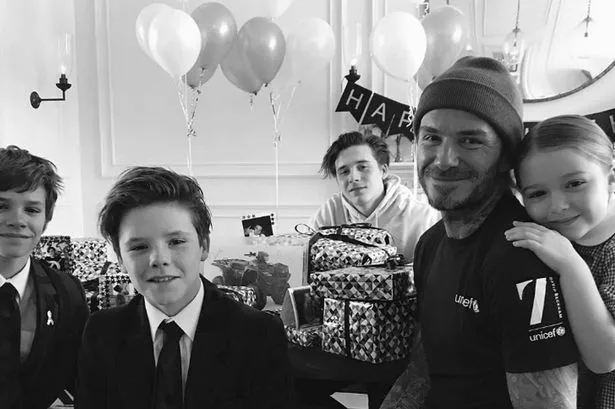 Ο David Beckham με τα τέσσερα παιδιά του σε εορταστική στιγμή με μπαλόνια και δώρα.