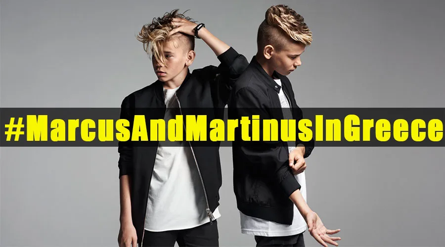 Οι Marcus & Martinus ποζάρουν με μαύρα bomber jackets και λευκά t-shirts σε γκρι φόντο.