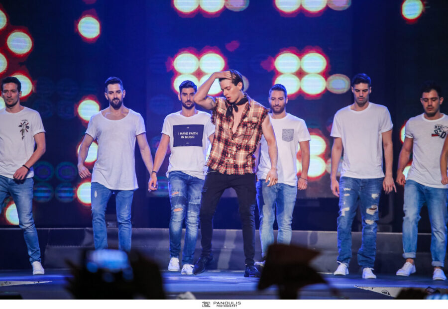 Ο Βαγγέλης Κακουριώτης στη σκηνή των Mad VMA 2017 με χορευτές.