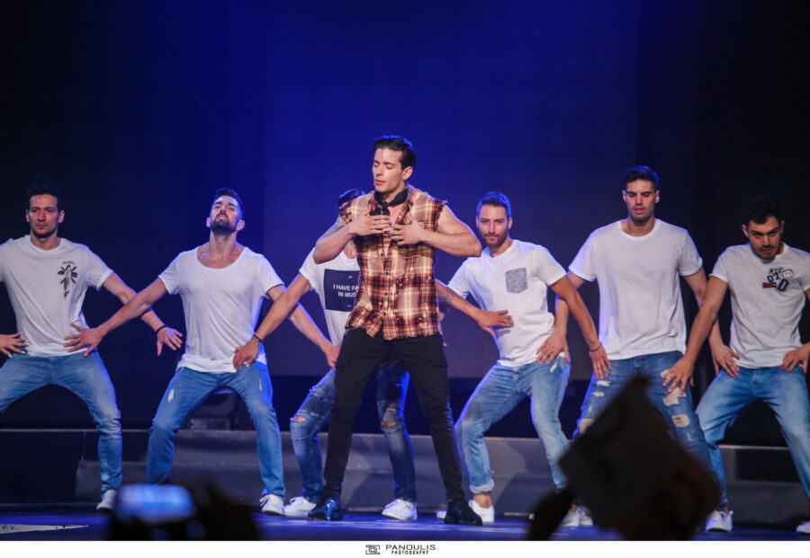 Ο Βαγγέλης Κακουριώτης στη σκηνή των Mad VMA 2017 με χορευτές.