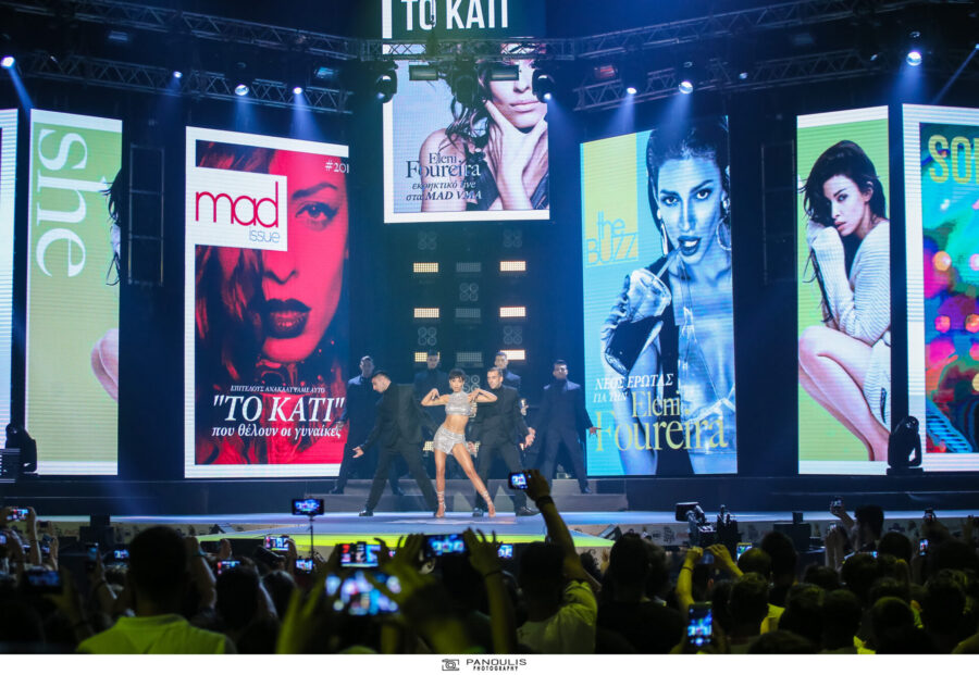 Η Ελένη Φουρέιρα στη σκηνή των MAD VMA 2017 με χορευτές.