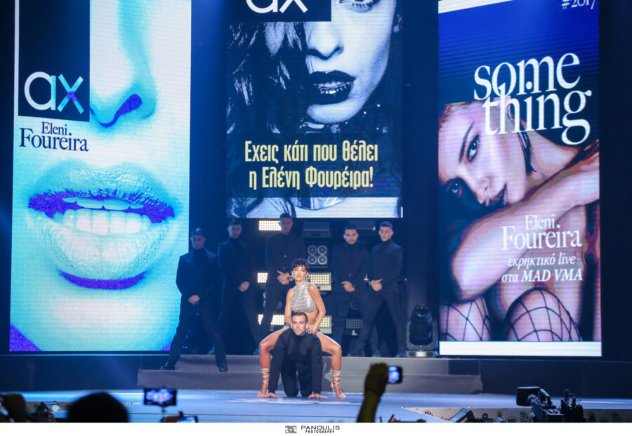Η Ελένη Φουρέιρα στη σκηνή των MAD VMA 2017 με χορευτές.