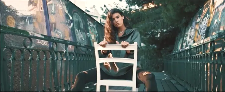Η Samantha Morrison σε εξωτερικό χώρο με γκράφιτι.