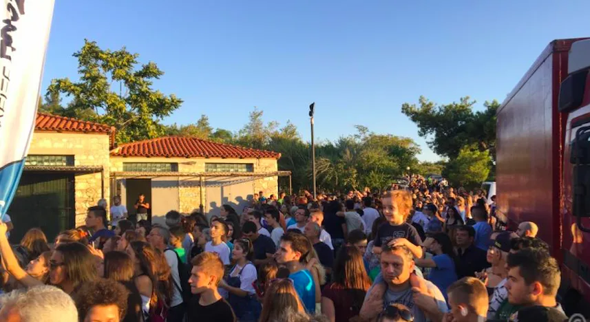 Πλήθος κόσμου συγκεντρωμένο στο Άλσος Βεΐκου για τον ημιτελικό και τελικό του Survivor.