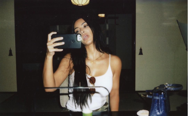 Έξαλλη η Kim Kardashian που την κατηγορούν ότι σε selfie της μοιάζει σαν να κάνει ναρκωτικά!