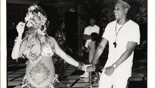 Η Beyoncé και ο Jay-Z χορεύουν σε ασπρόμαυρη φωτογραφία.