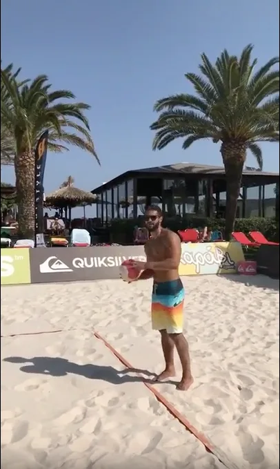 Ο Κωνσταντίνος Βασάλος σε γήπεδο beach volley στην παραλία.