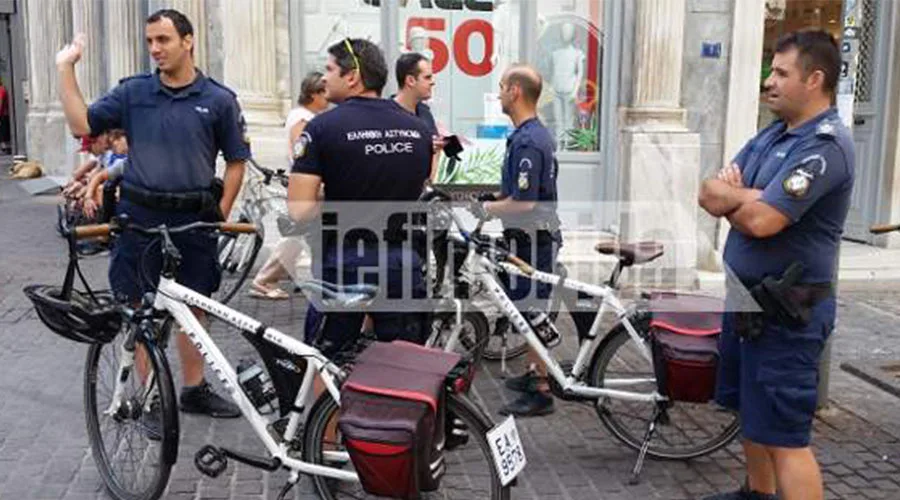 Αστυνομικοί με ποδήλατα στο κέντρο της Αθήνας
