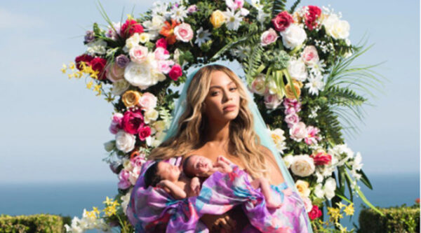 Τι συμβαίνει με τον αφαλό της Beyoncé σε αυτή τη φωτογραφία;