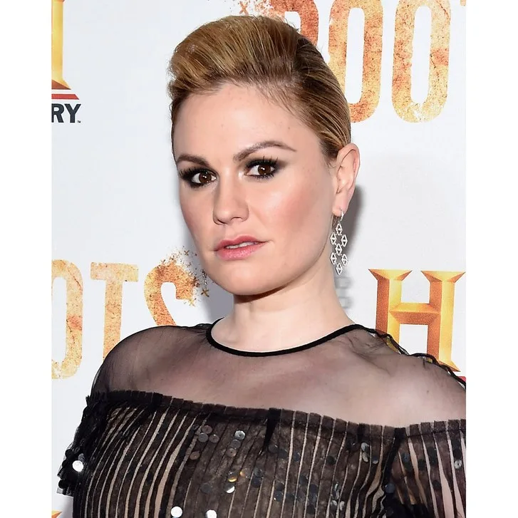 Πορτρέτο της ηθοποιού Anna Paquin σε εκδήλωση.